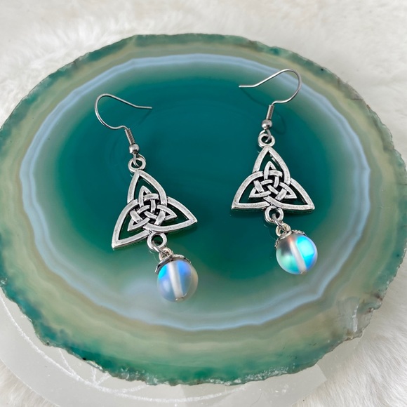 Celtic knot & opalite beads dangly irish earrings - Picture 10 of 11